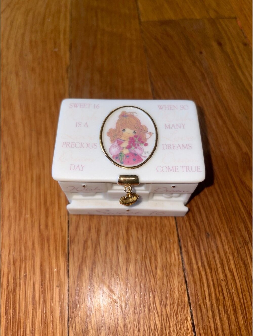Vintage Precious Moments 2000
"Sweet 16" Hope Chest porcelain trinket box #75087